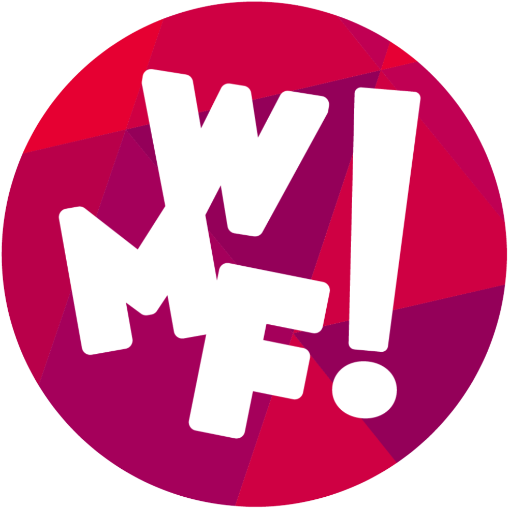 Logo We make Future Lettere bianche in grassetto “WMF!” su uno sfondo circolare rosso con motivi geometrici.