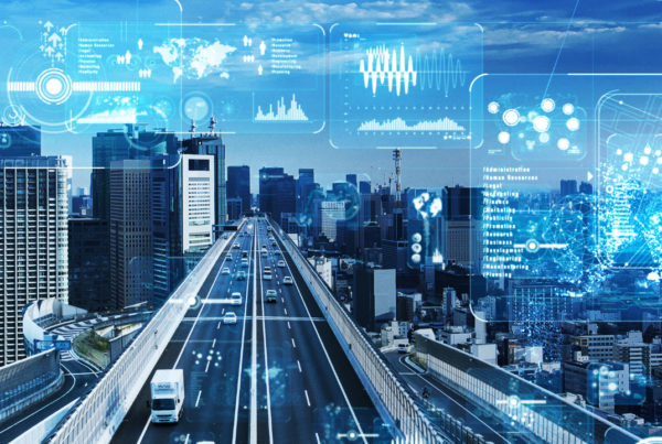 Una città vista dall'alto con schermi di elementi tecnologici che forniscono ingormazioni sulla mobilità