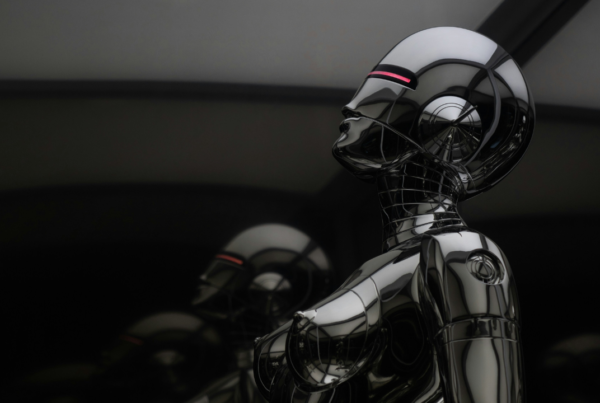 Androide femminile che rappresenta l'intelligenza artificiale , futuristico in metallo nero riflettente con visiera luminosa rossa, posizionato davanti a uno specchio. Atmosfera cyberpunk e tecnologica.
