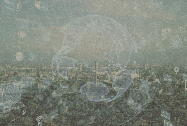Digital representation of a smart city with superimposed data graphics and globe, symbolising the integration of IT technology and environmental sustainability