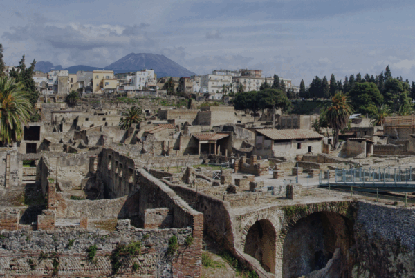 Rovine archeologiche di Ercolano con vista sul Vesuvio, sito patrimonio UNESCO vicino a Napoli, Italia